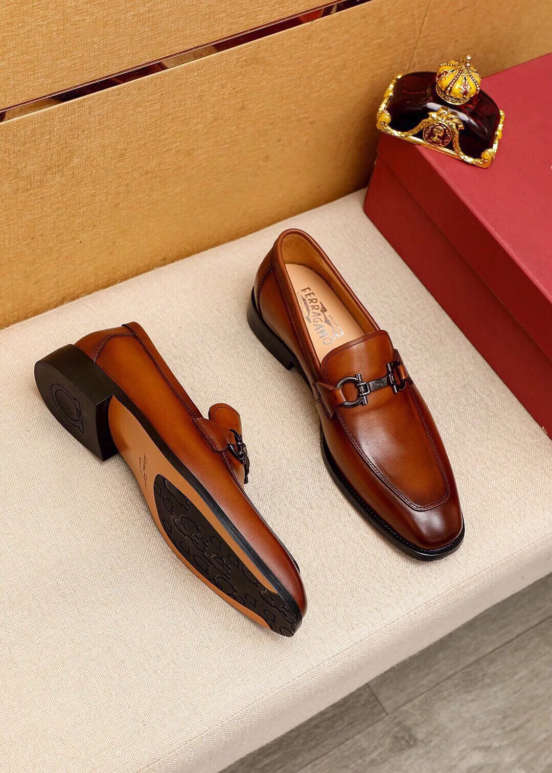 Men's shoes 💰460 💐 Product trademark: Ferragamo "Ferragamo" casual leather shoes Regular size: 38-44 (custom-made at 45.46.47🉑️) Product materials: Selected imported first-layer calfskin upper + original hardware buckle, imported water-dyed cow leather lining. Strong three-dimensional visual effect, combined outsole Color: 2⃣️colors available